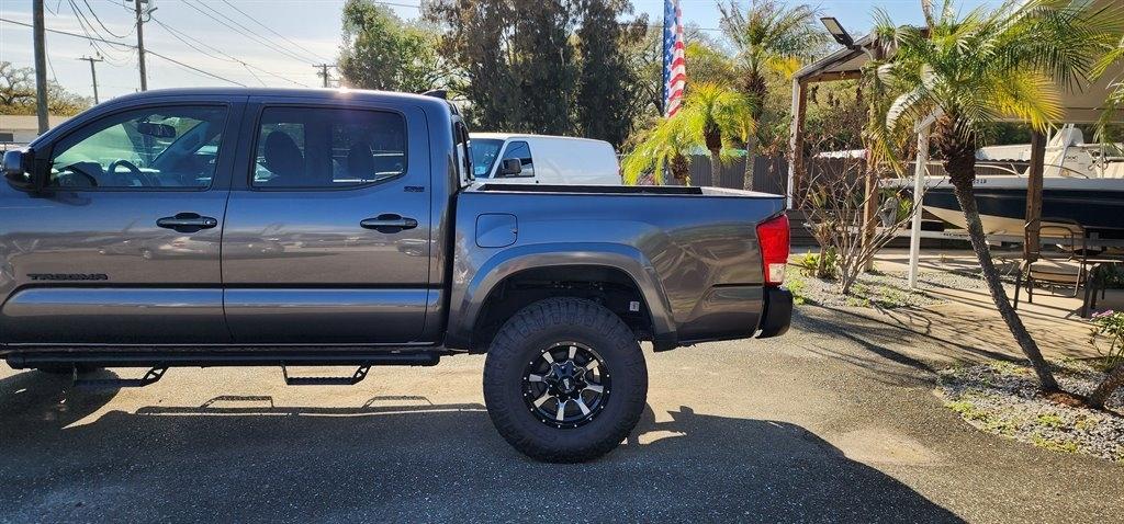Toyota Tacoma SR5 Double Cab 5' Bed V6 4x4 AT (Natl) 2017