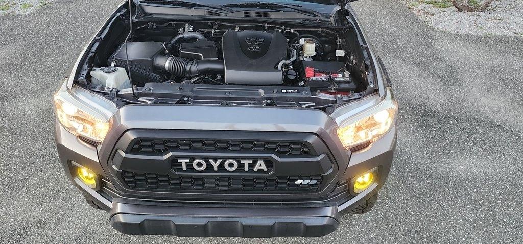 Toyota Tacoma SR5 Double Cab 5' Bed V6 4x4 AT (Natl) 2017