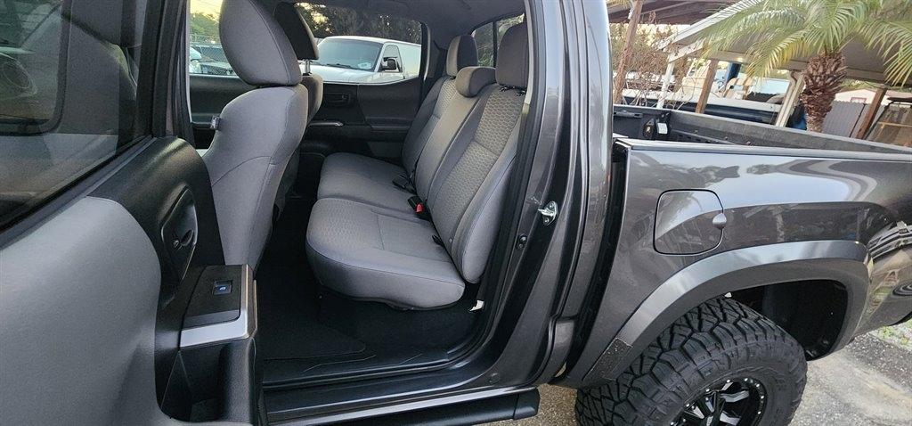 Toyota Tacoma SR5 Double Cab 5' Bed V6 4x4 AT (Natl) 2017