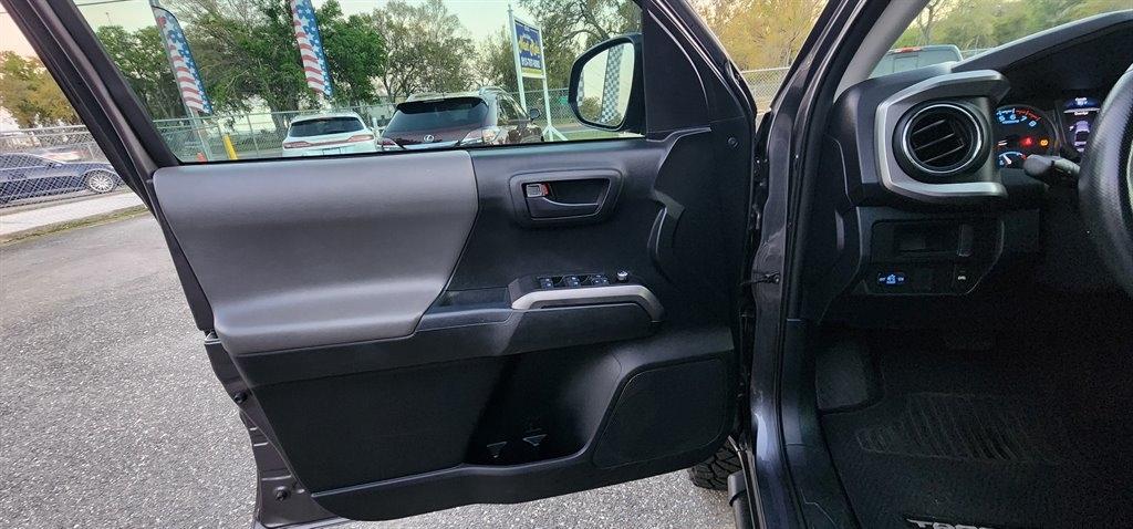 Toyota Tacoma SR5 Double Cab 5' Bed V6 4x4 AT (Natl) 2017