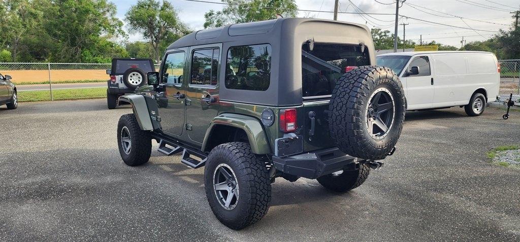 Jeep Wrangler 4WD 4dr Unlimited Sahara 2007