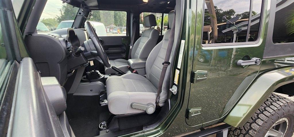 Jeep Wrangler 4WD 4dr Unlimited Sahara 2007