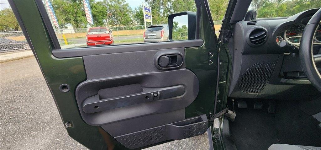 Jeep Wrangler 4WD 4dr Unlimited Sahara 2007
