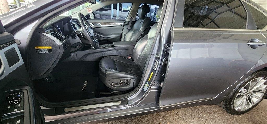 Hyundai Genesis 4dr Sdn V6 3.8L RWD 2015