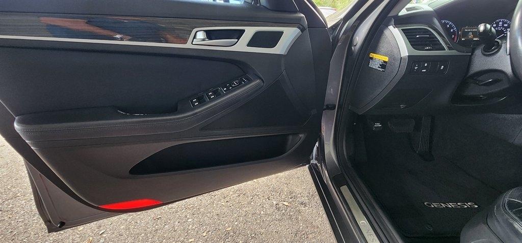 Hyundai Genesis 4dr Sdn V6 3.8L RWD 2015