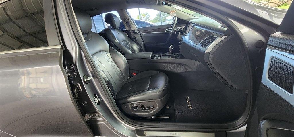 Hyundai Genesis 4dr Sdn V6 3.8L RWD 2015