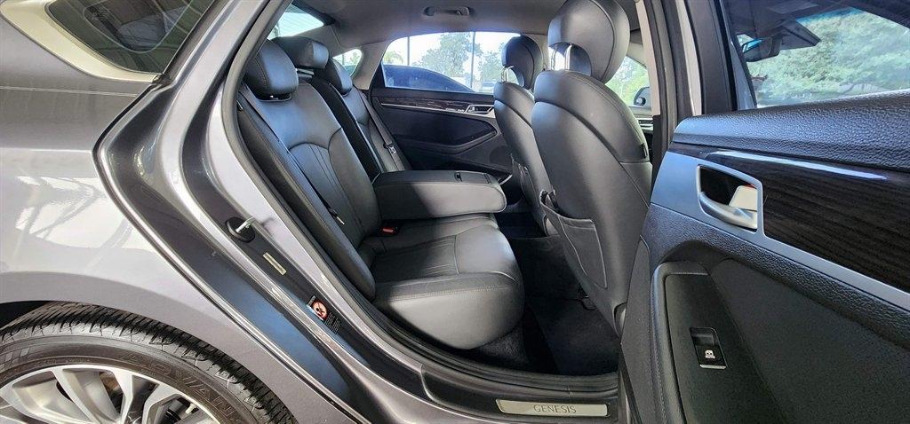 Hyundai Genesis 4dr Sdn V6 3.8L RWD 2015