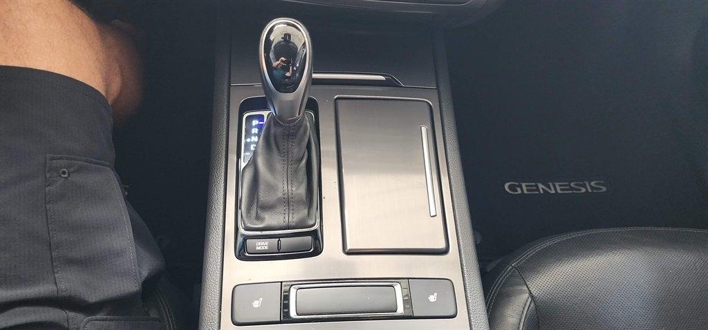 Hyundai Genesis 4dr Sdn V6 3.8L RWD 2015