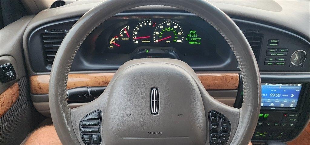 Lincoln Continental 4dr Sdn 2001