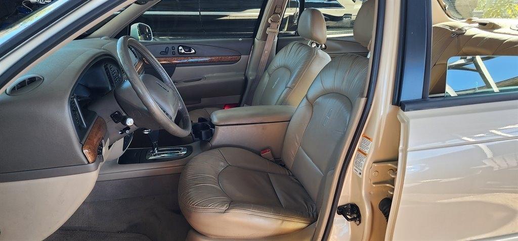 Lincoln Continental 4dr Sdn 2001