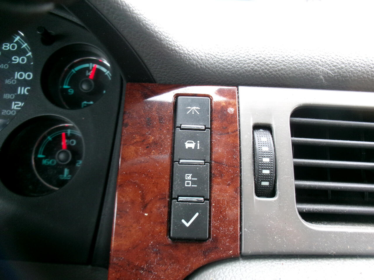 Chevrolet Suburban LT 1500 4WD 2014