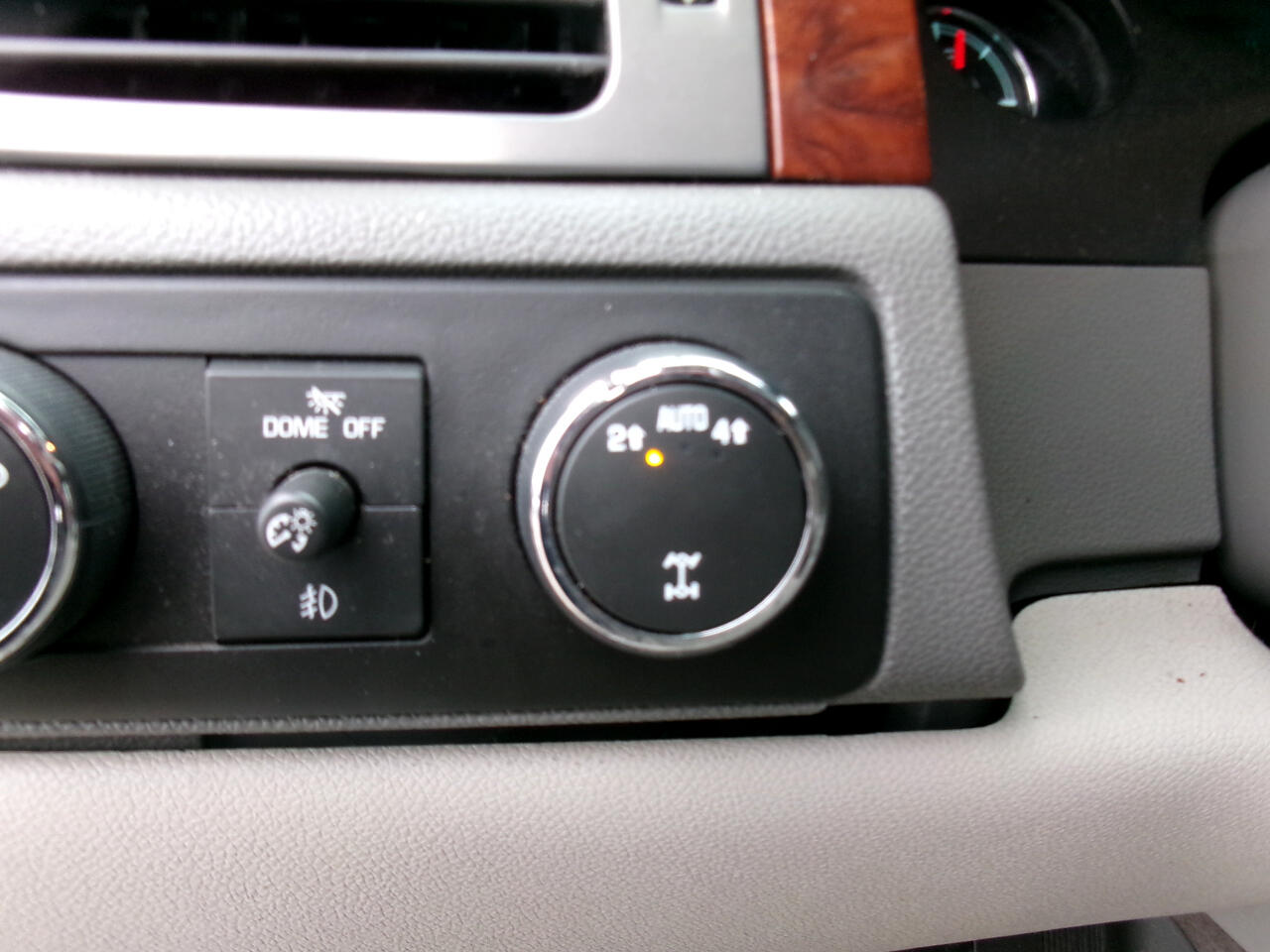 Chevrolet Suburban LT 1500 4WD 2014