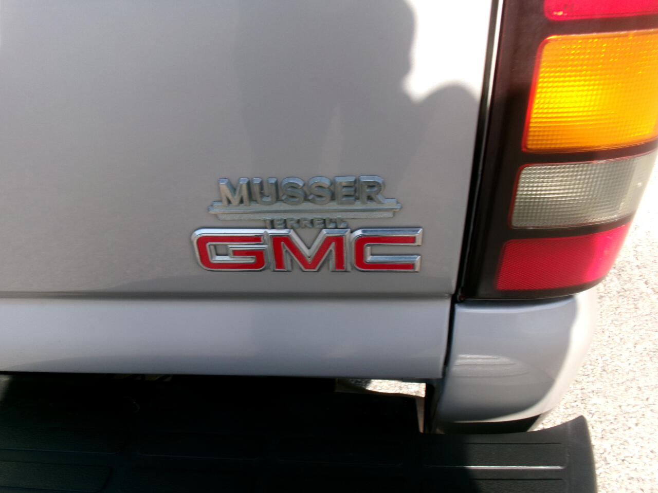 GMC Sierra 1500 Short Bed 2WD 2005