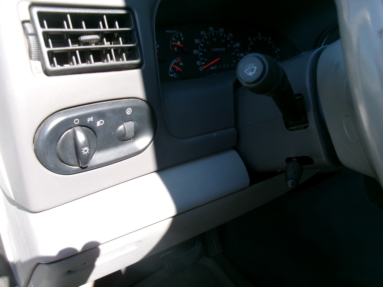 Ford Excursion XLT 2WD 2001