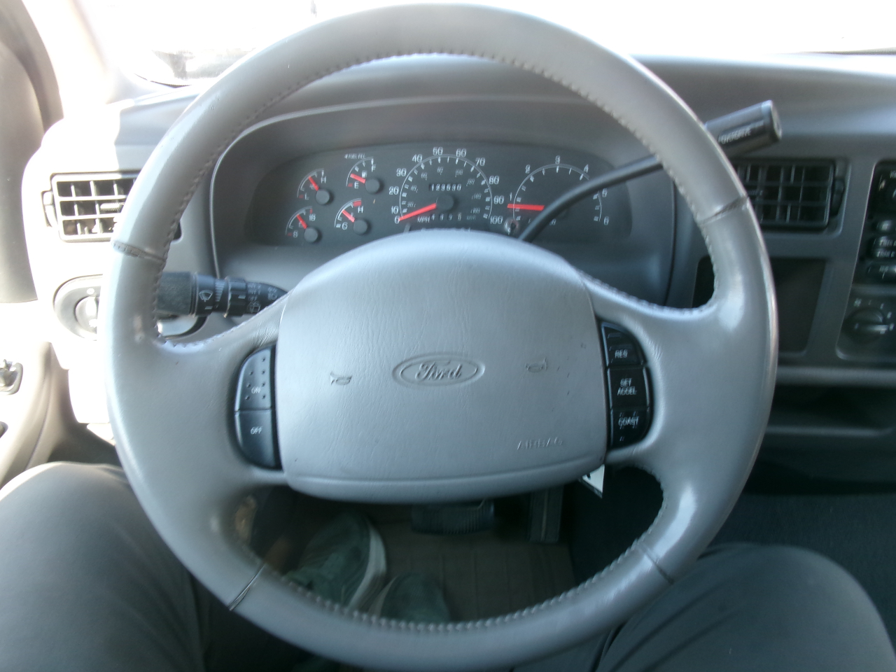 Ford Excursion XLT 2WD 2001