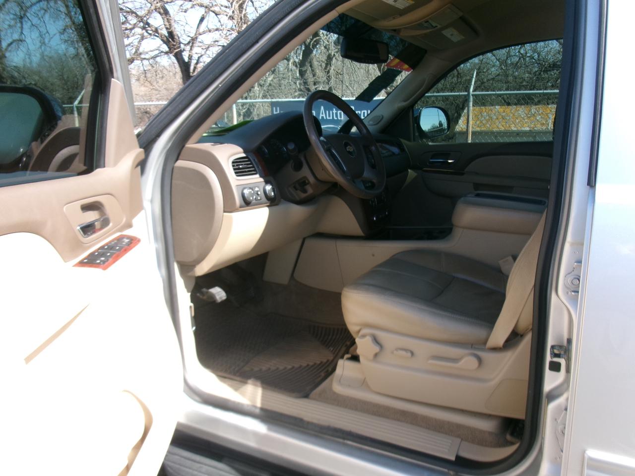 Chevrolet Avalanche LT 4WD 2011