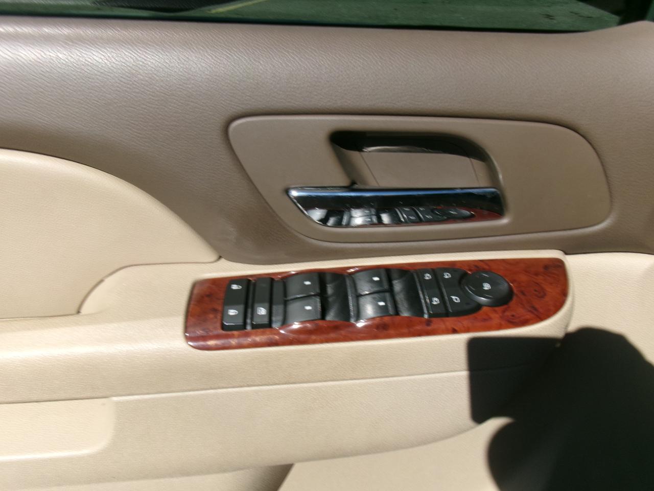 Chevrolet Avalanche LT 4WD 2011