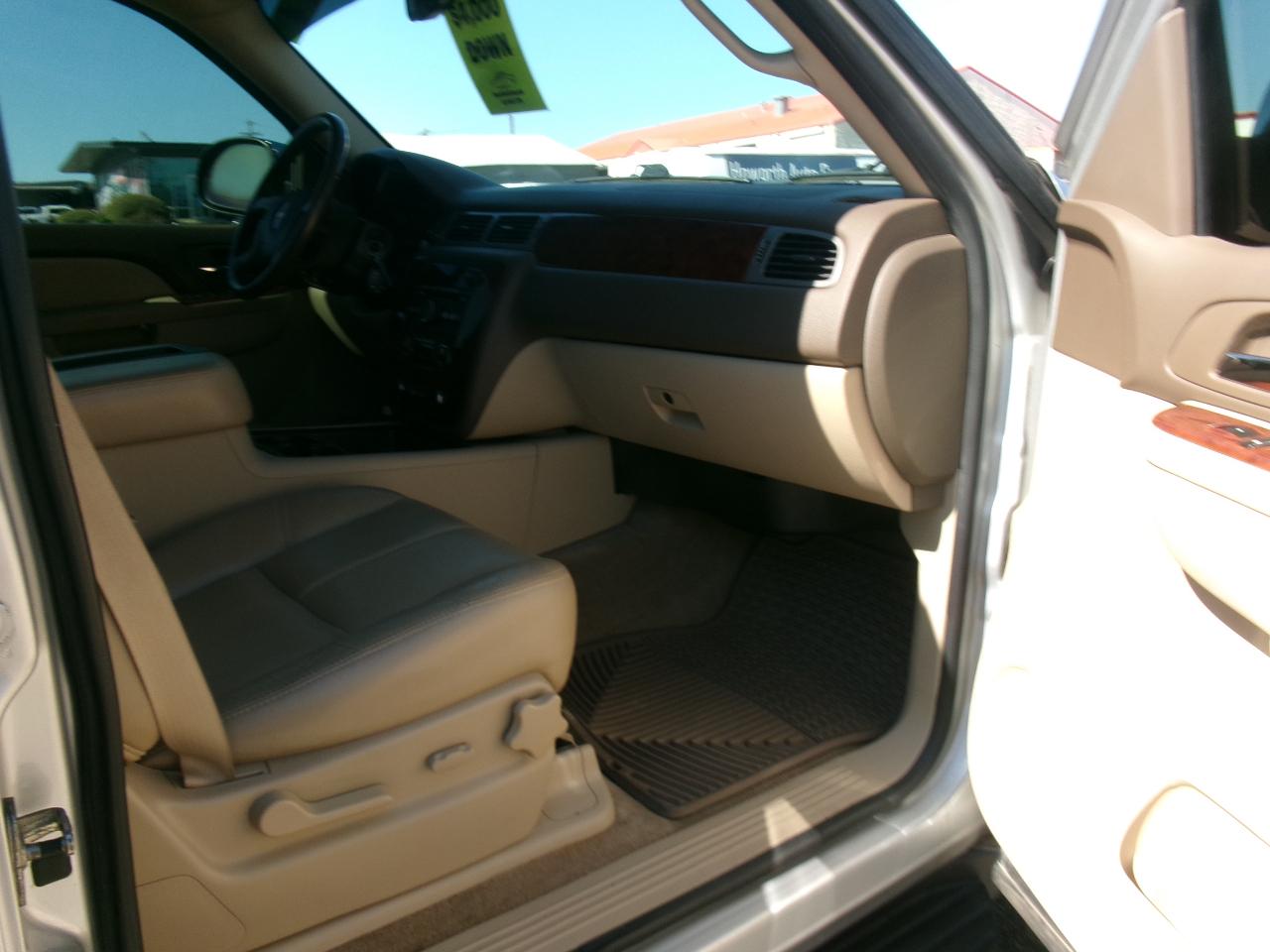 Chevrolet Avalanche LT 4WD 2011