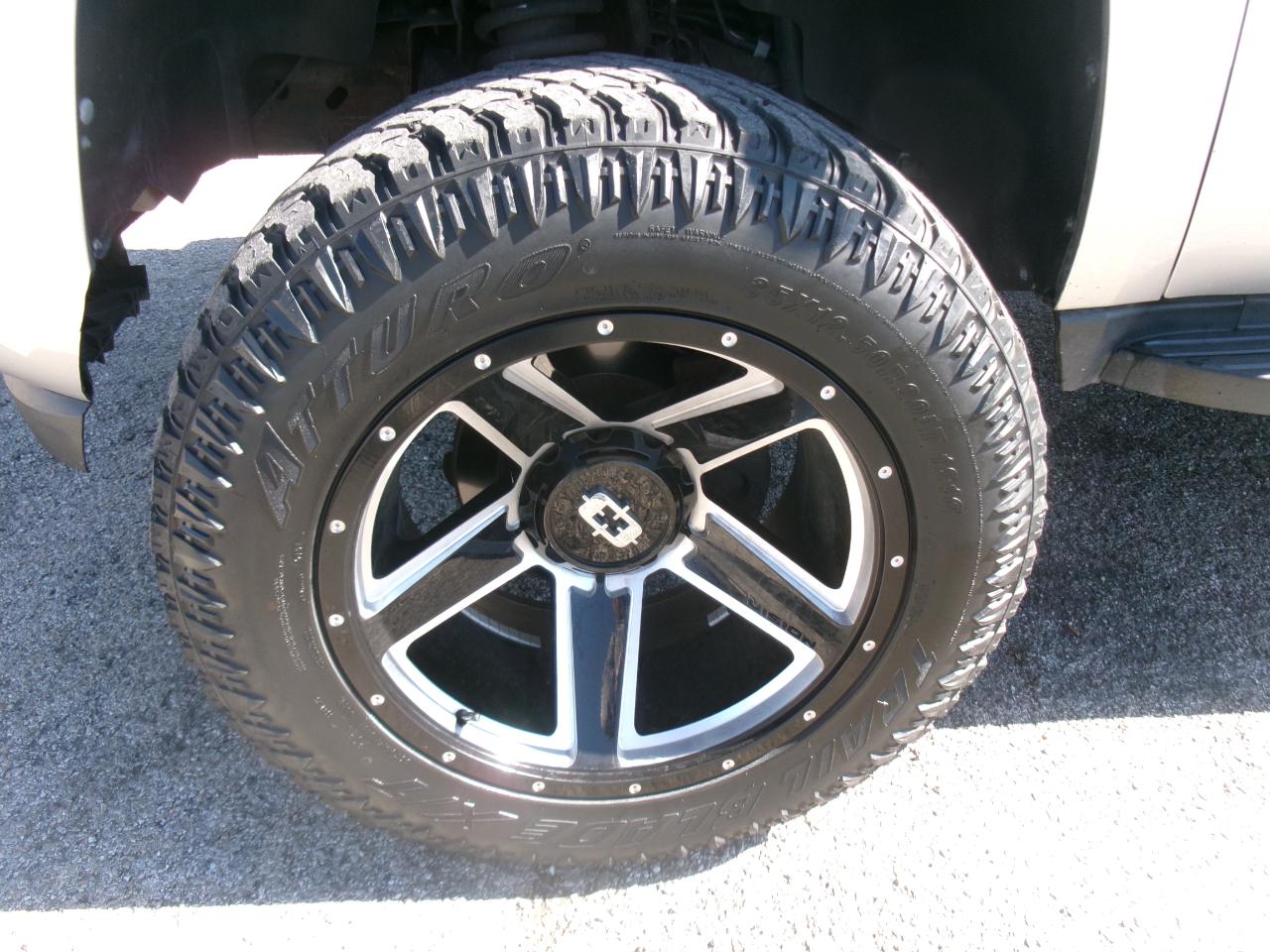 Chevrolet Avalanche LT 4WD 2011