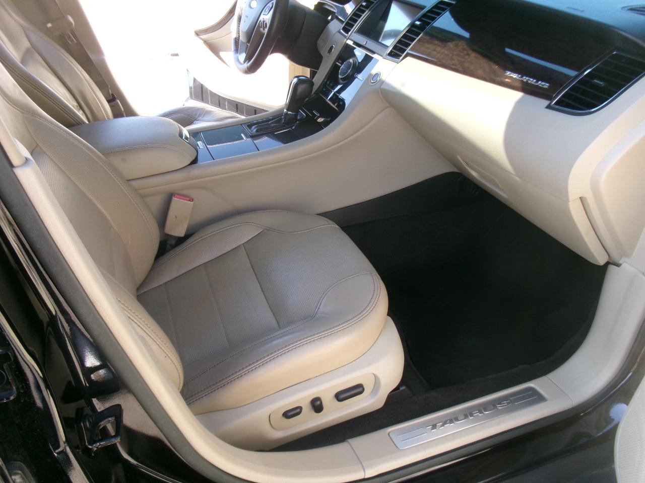 Ford Taurus Limited FWD 2017