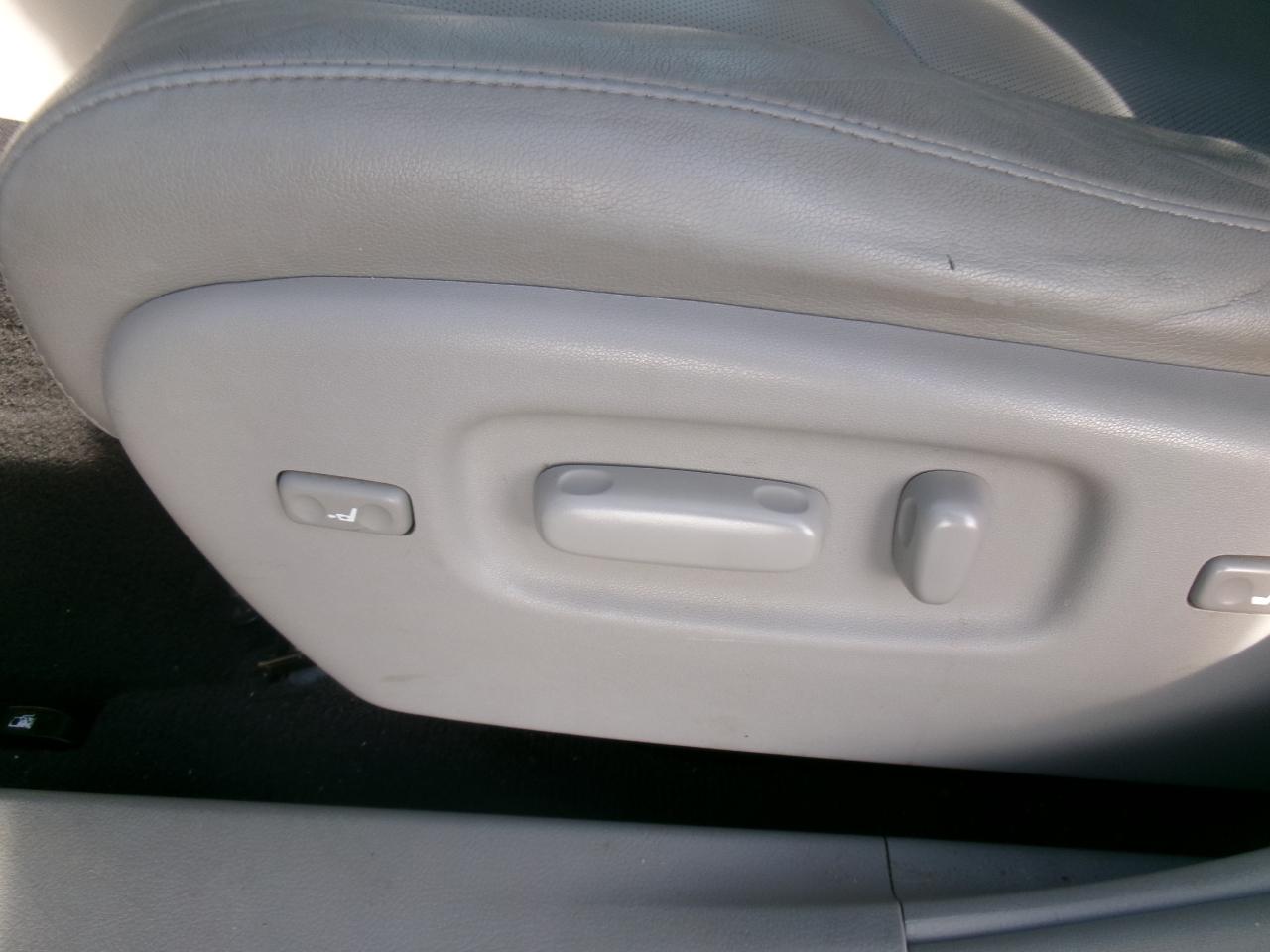 Toyota Highlander Limited 2WD 2011