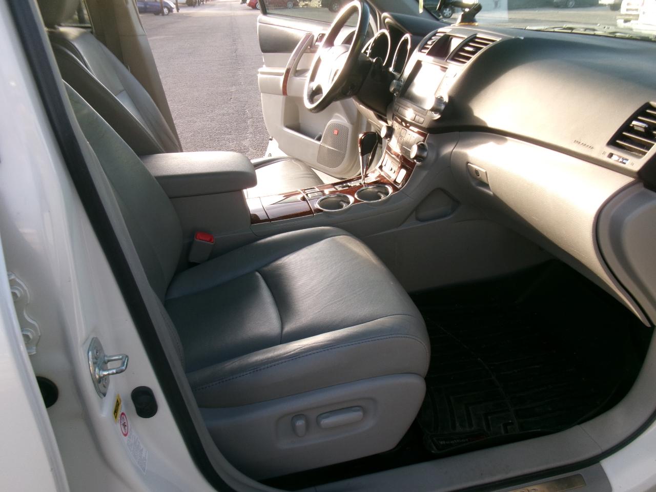 Toyota Highlander Limited 2WD 2011