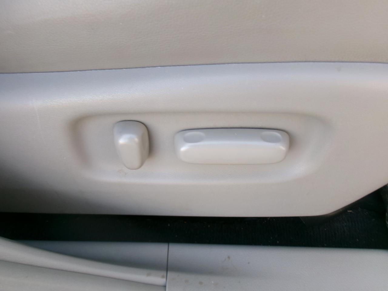 Toyota Highlander Limited 2WD 2011