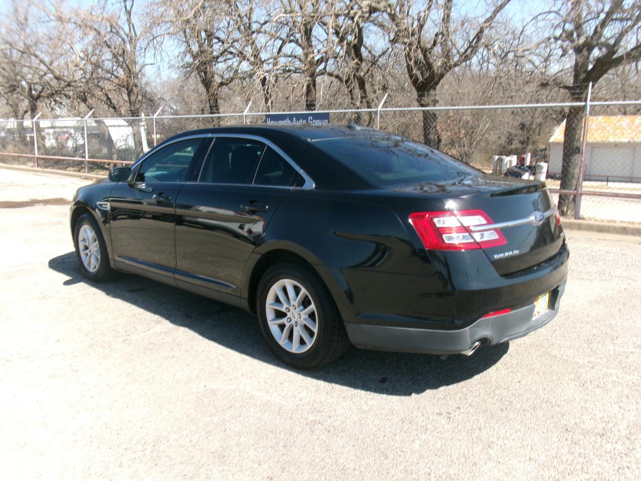 Ford Taurus SE FWD 2014
