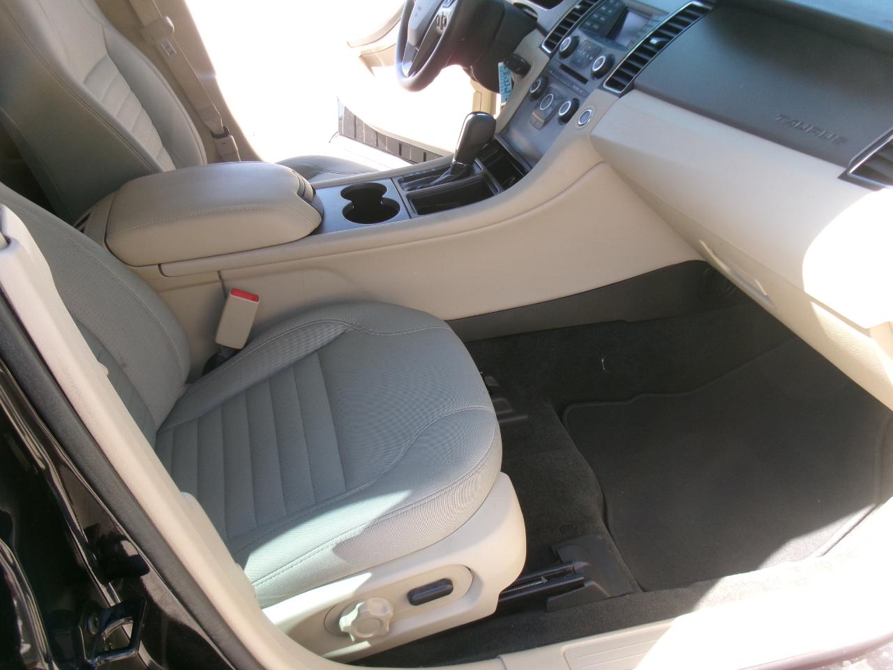 Ford Taurus SE FWD 2014