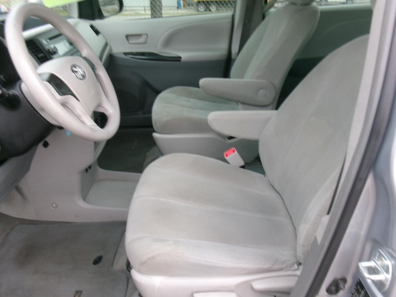 Toyota Sienna FWD 7-Passenger V6 2014