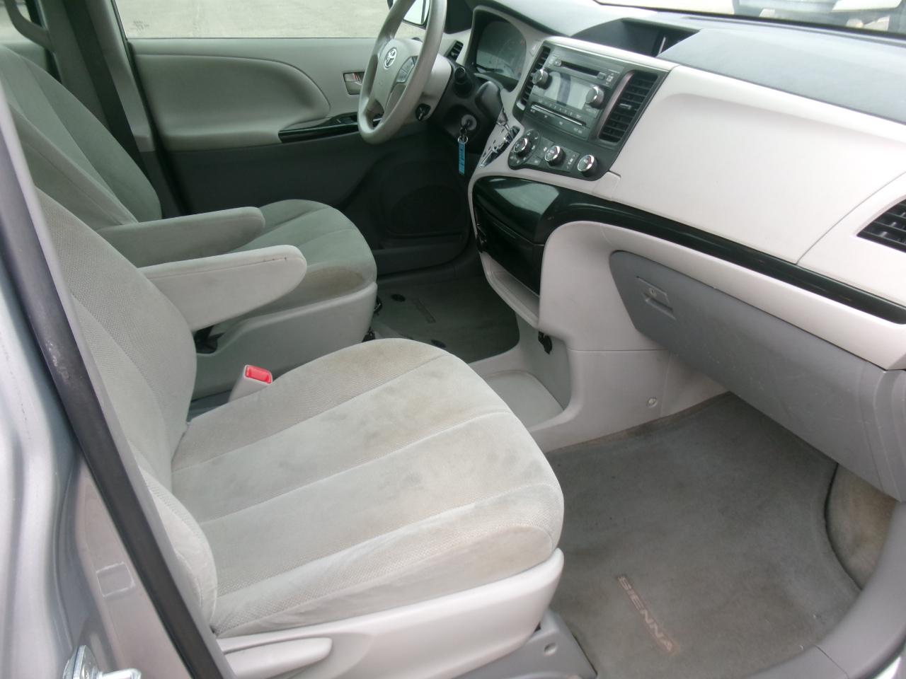 Toyota Sienna FWD 7-Passenger V6 2014