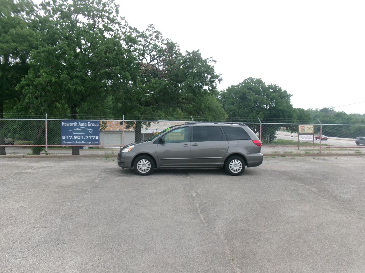 Toyota Sienna LE - 7 Passenger 2004