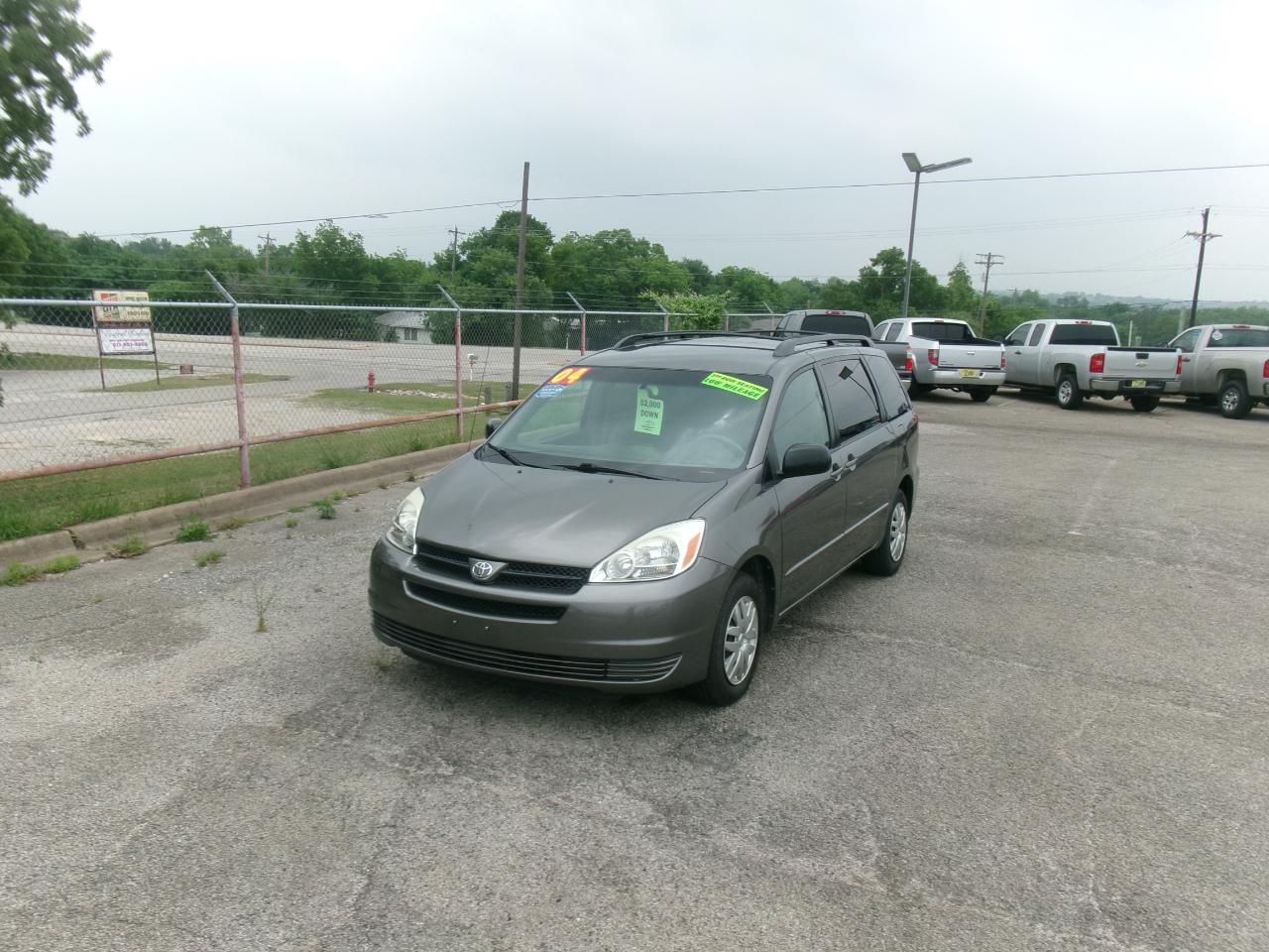 Toyota Sienna LE - 7 Passenger 2004