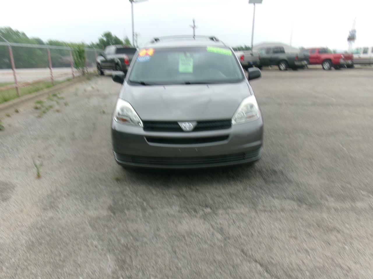 Toyota Sienna LE - 7 Passenger 2004