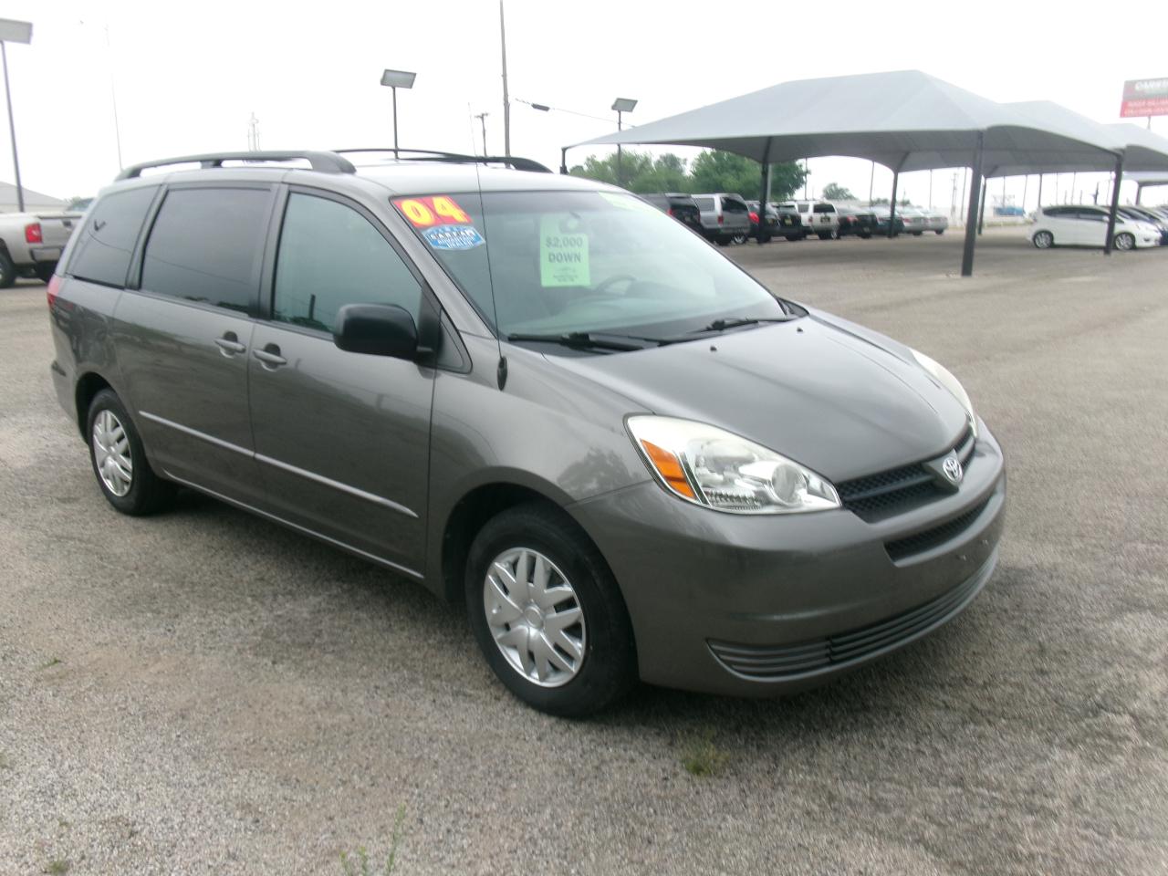 Toyota Sienna LE - 7 Passenger 2004