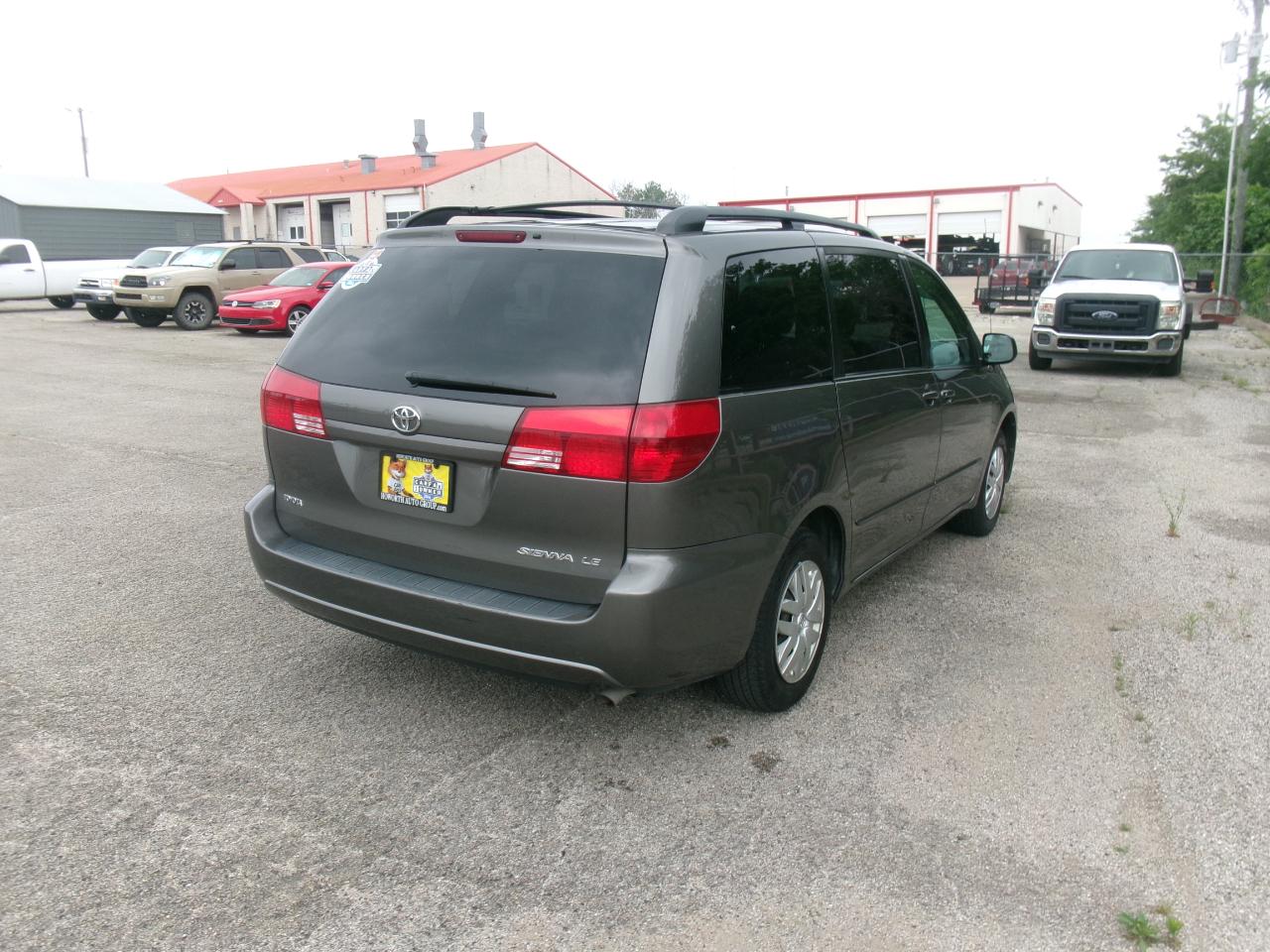 Toyota Sienna LE - 7 Passenger 2004