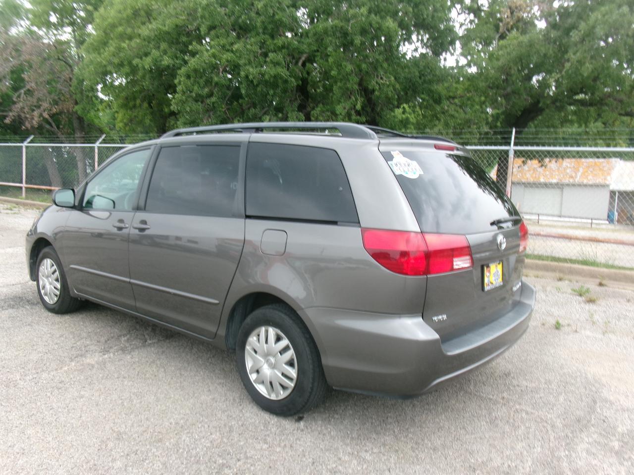 Toyota Sienna LE - 7 Passenger 2004