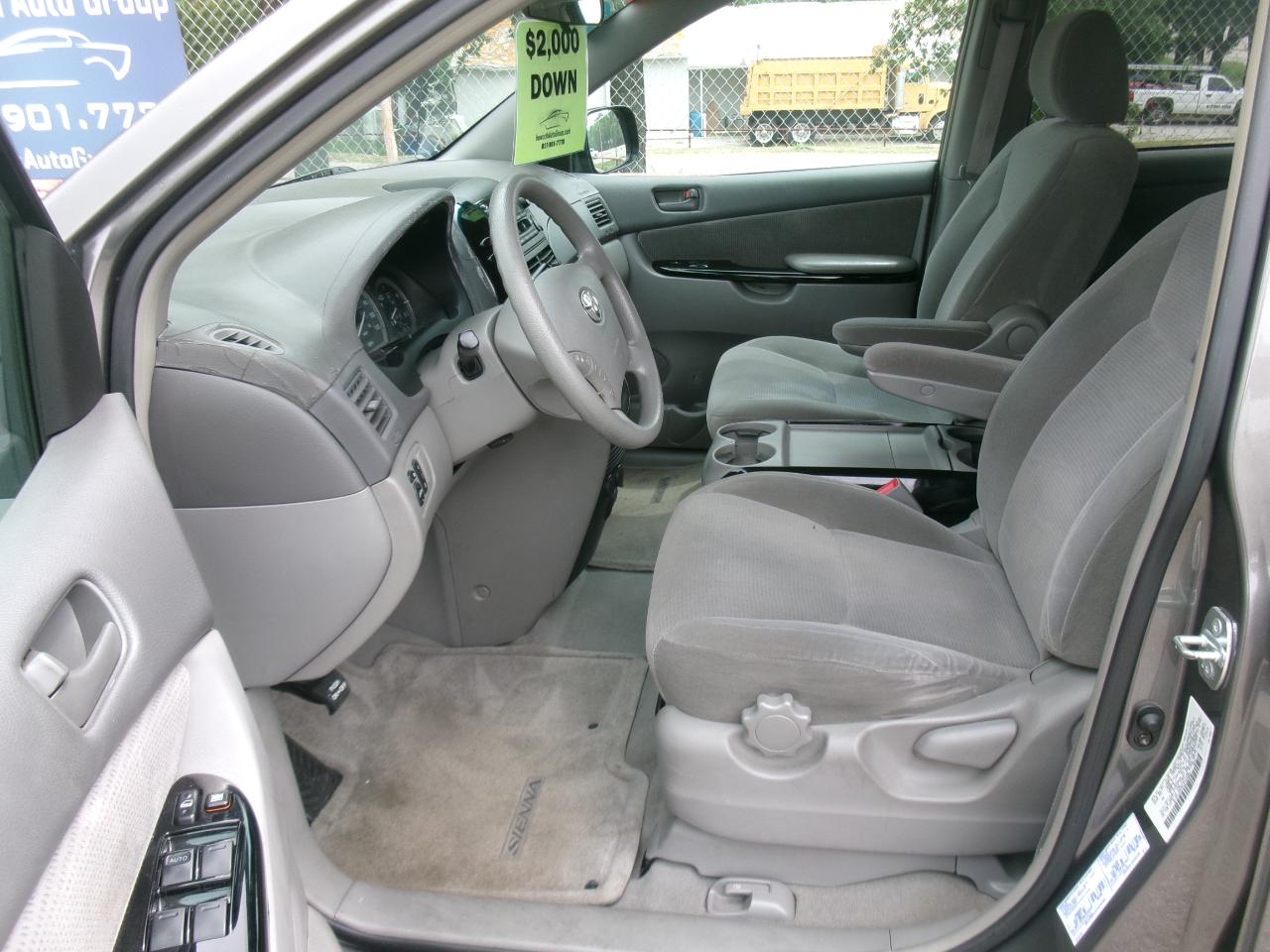 Toyota Sienna LE - 7 Passenger 2004