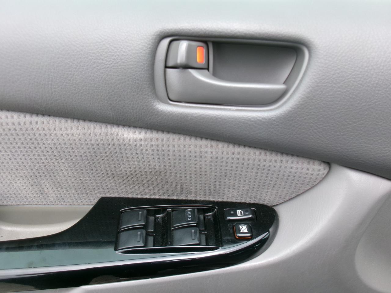 Toyota Sienna LE - 7 Passenger 2004