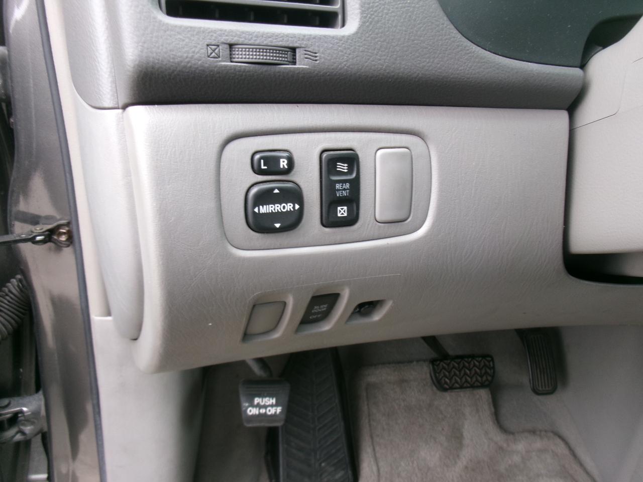 Toyota Sienna LE - 7 Passenger 2004