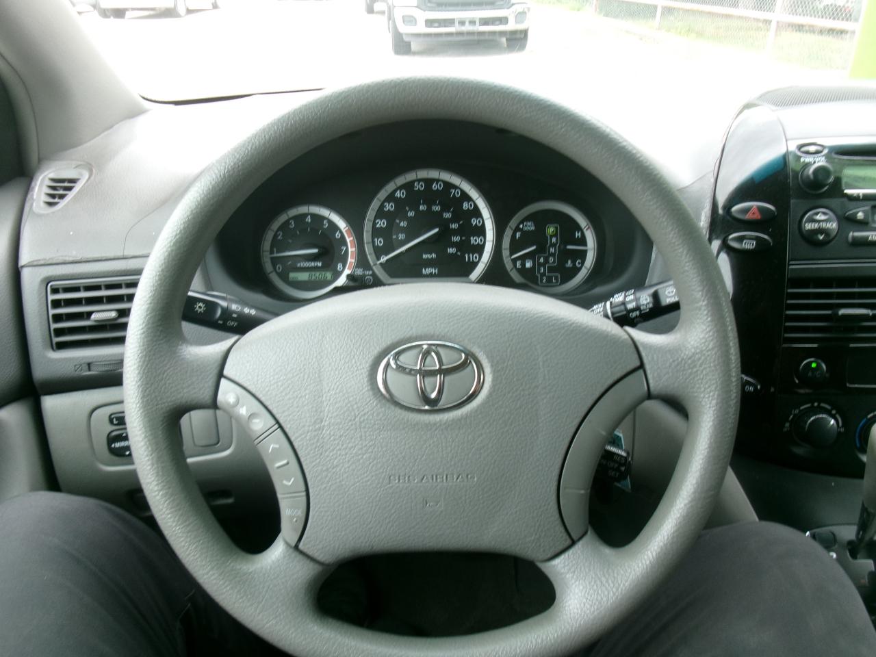 Toyota Sienna LE - 7 Passenger 2004