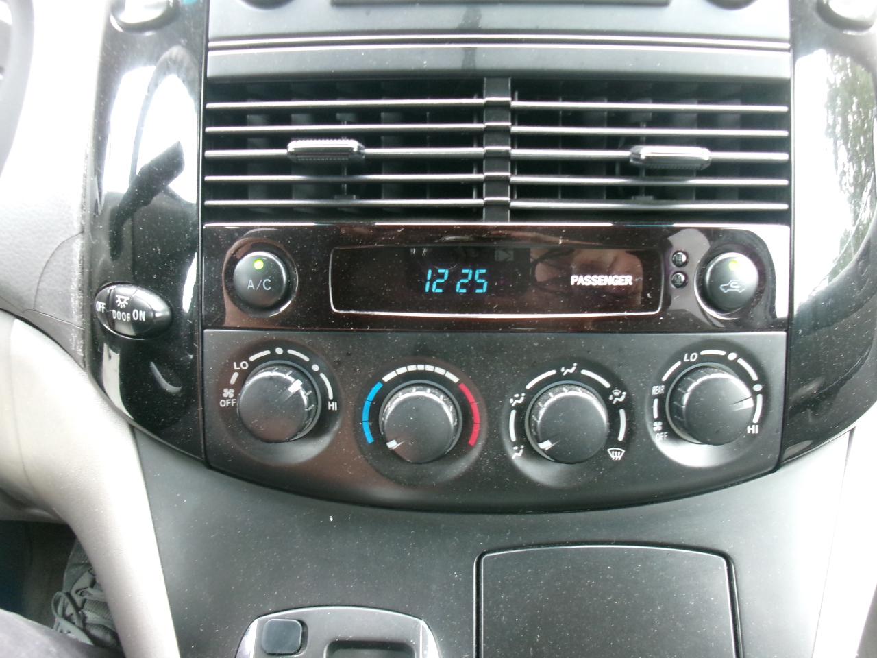 Toyota Sienna LE - 7 Passenger 2004