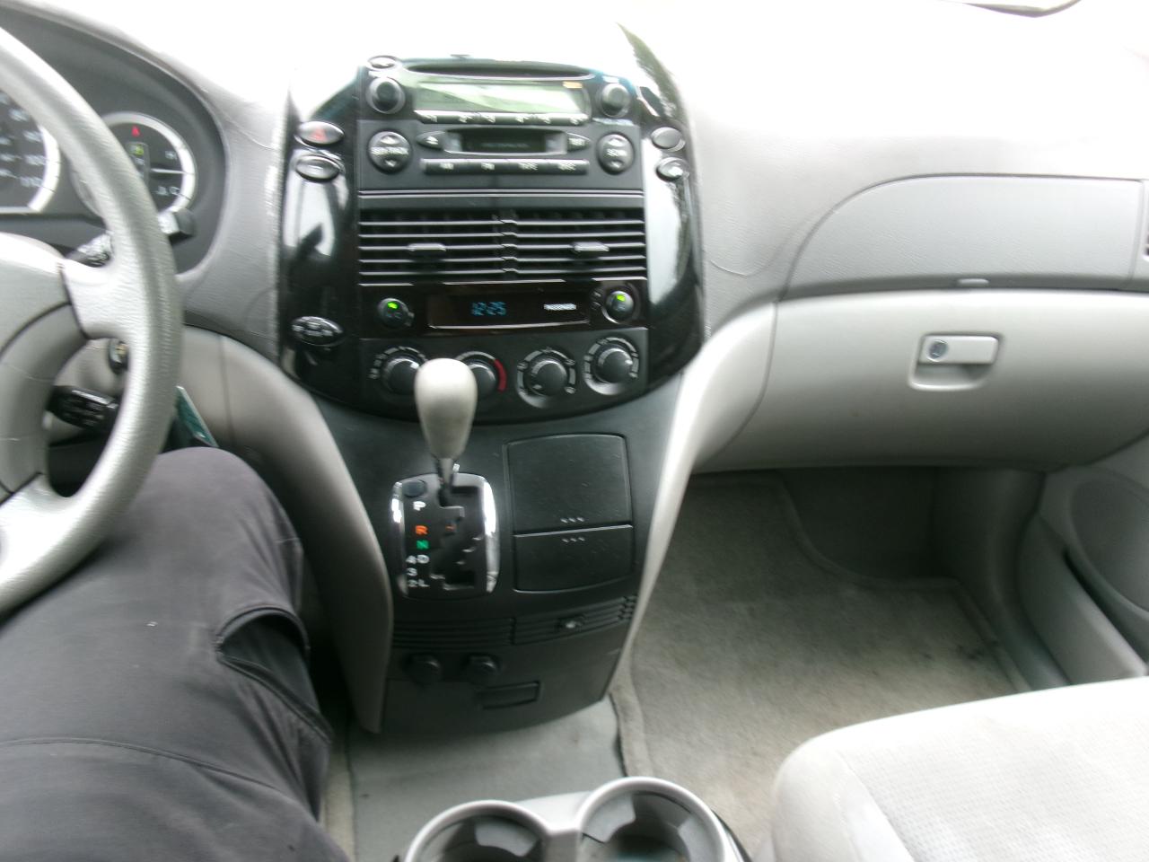 Toyota Sienna LE - 7 Passenger 2004