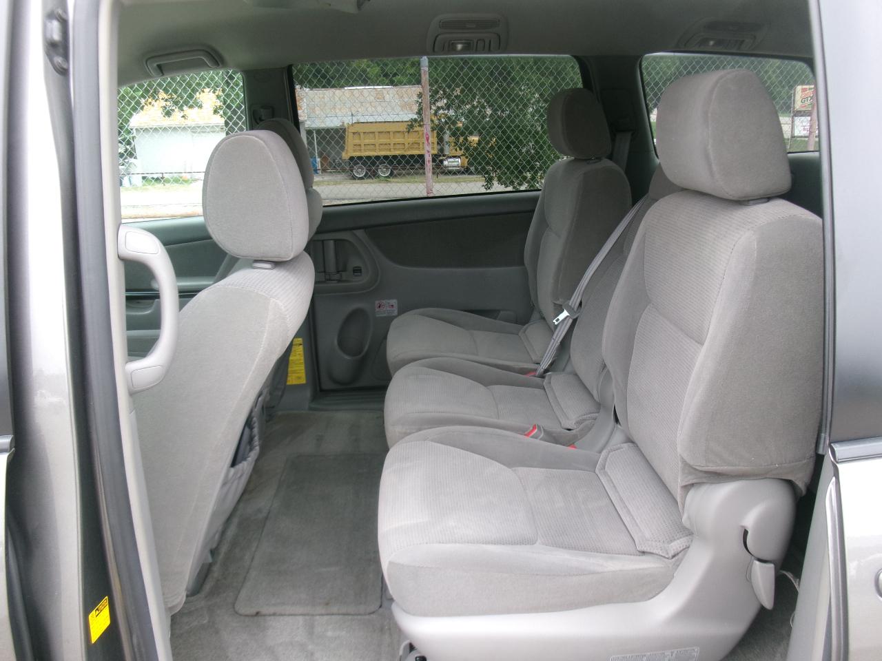Toyota Sienna LE - 7 Passenger 2004
