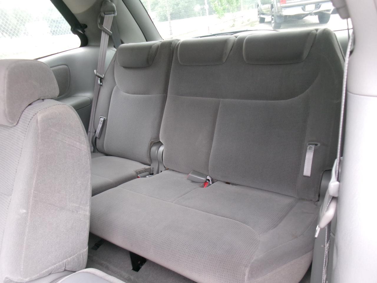 Toyota Sienna LE - 7 Passenger 2004