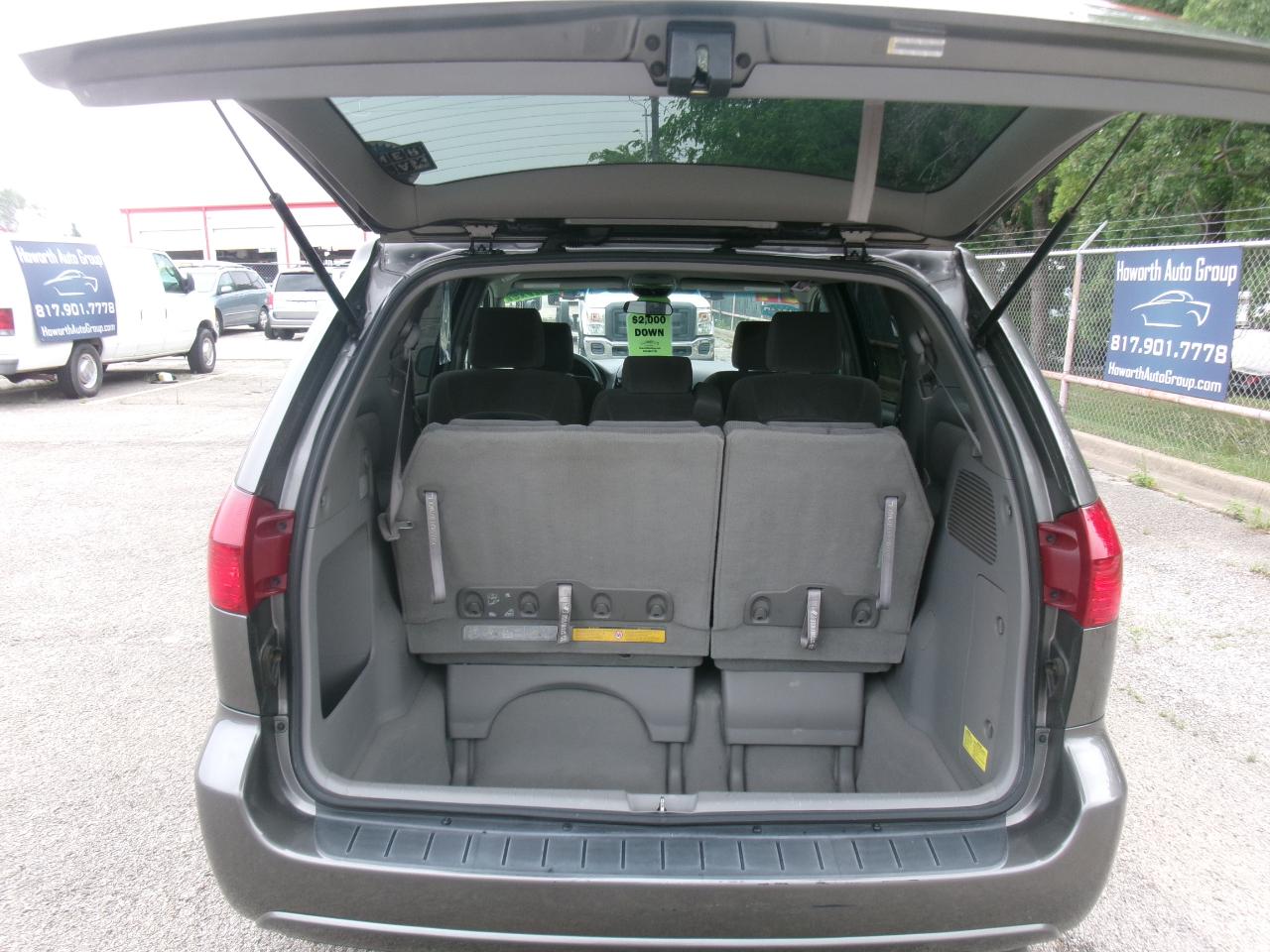 Toyota Sienna LE - 7 Passenger 2004