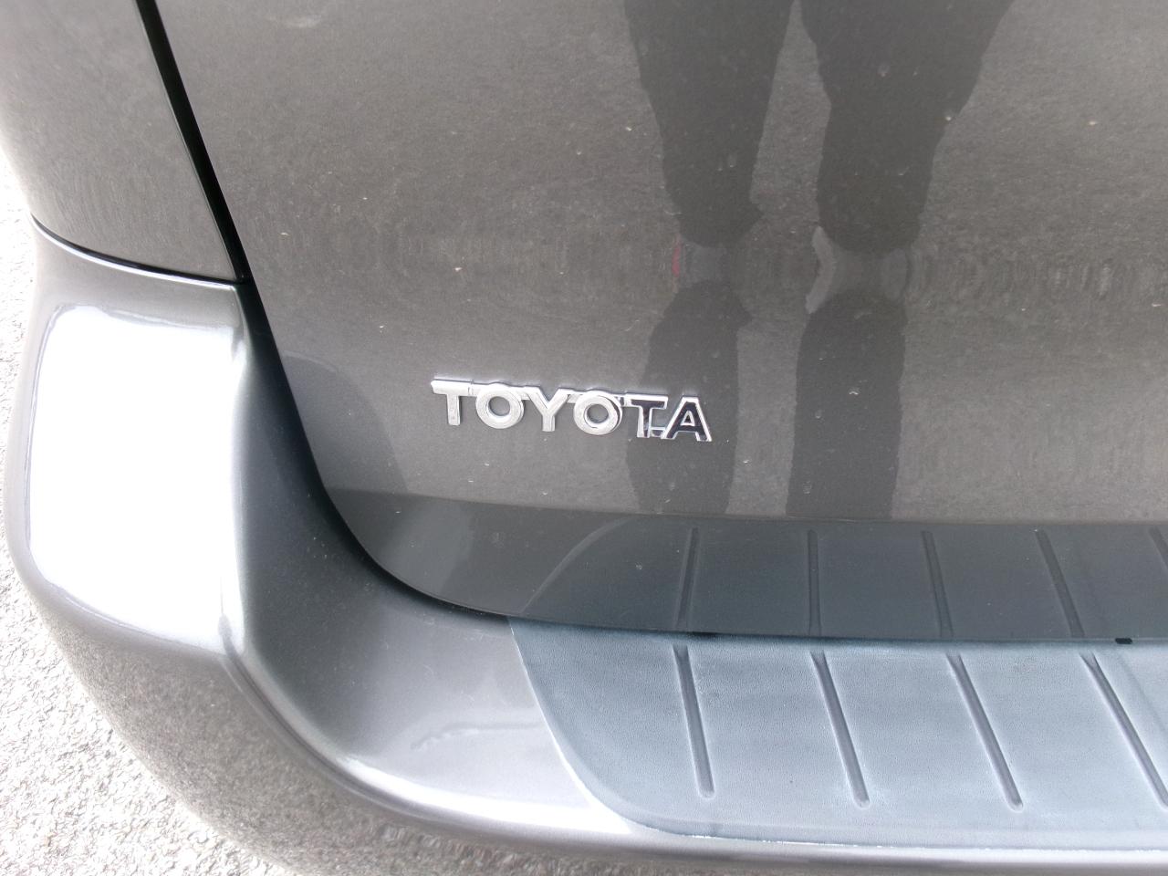 Toyota Sienna LE - 7 Passenger 2004