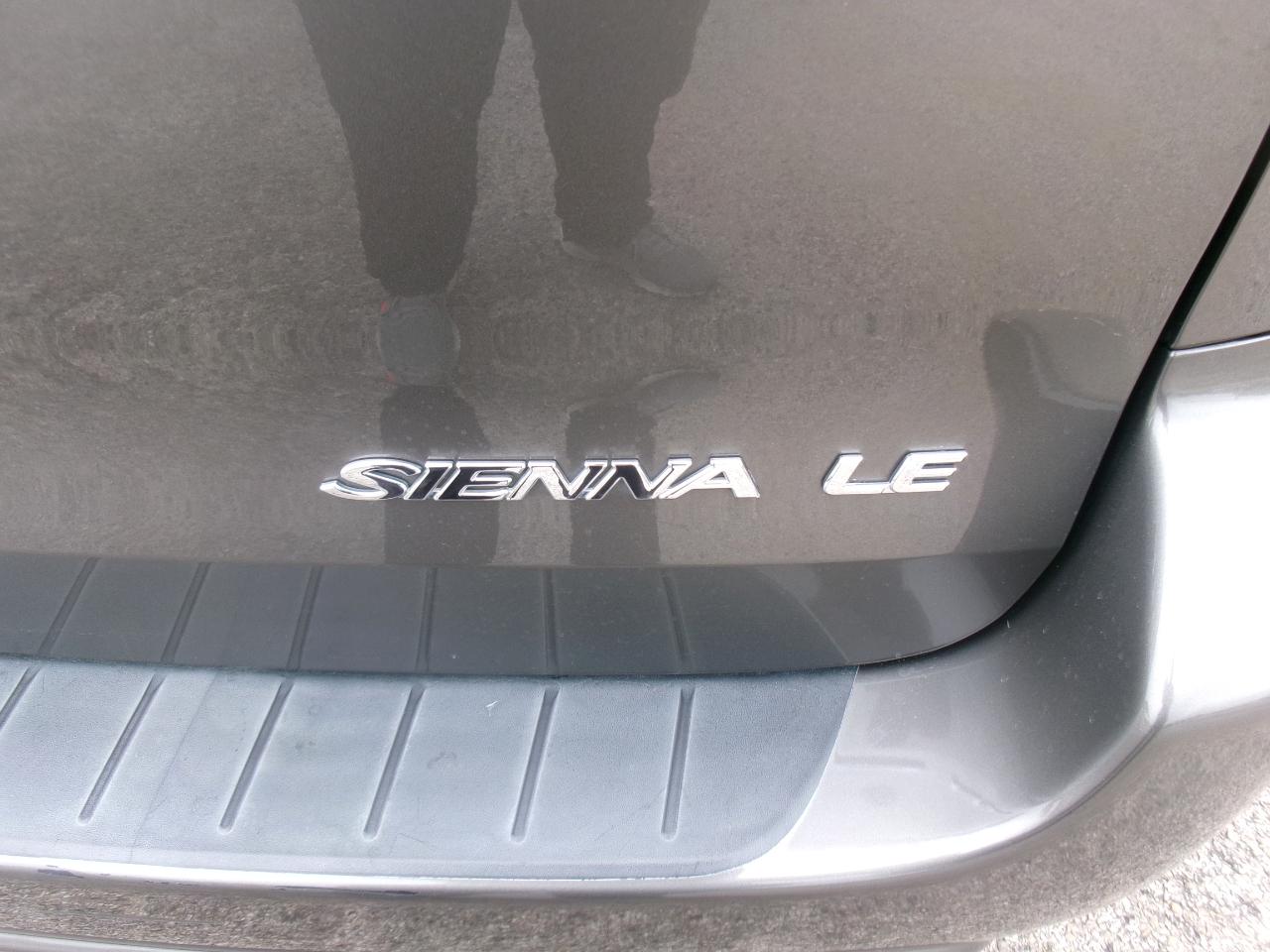 Toyota Sienna LE - 7 Passenger 2004