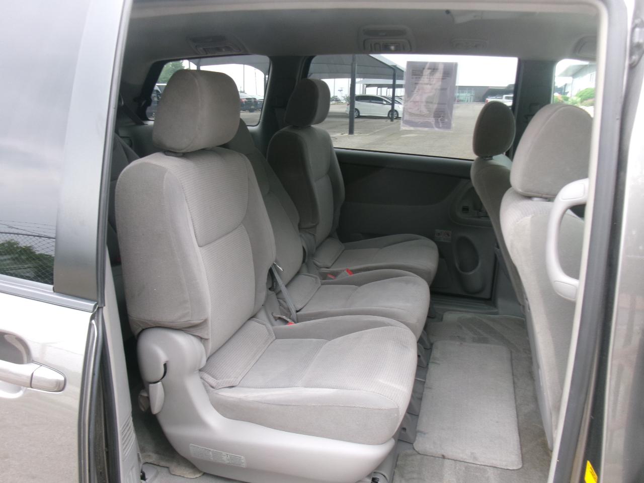 Toyota Sienna LE - 7 Passenger 2004