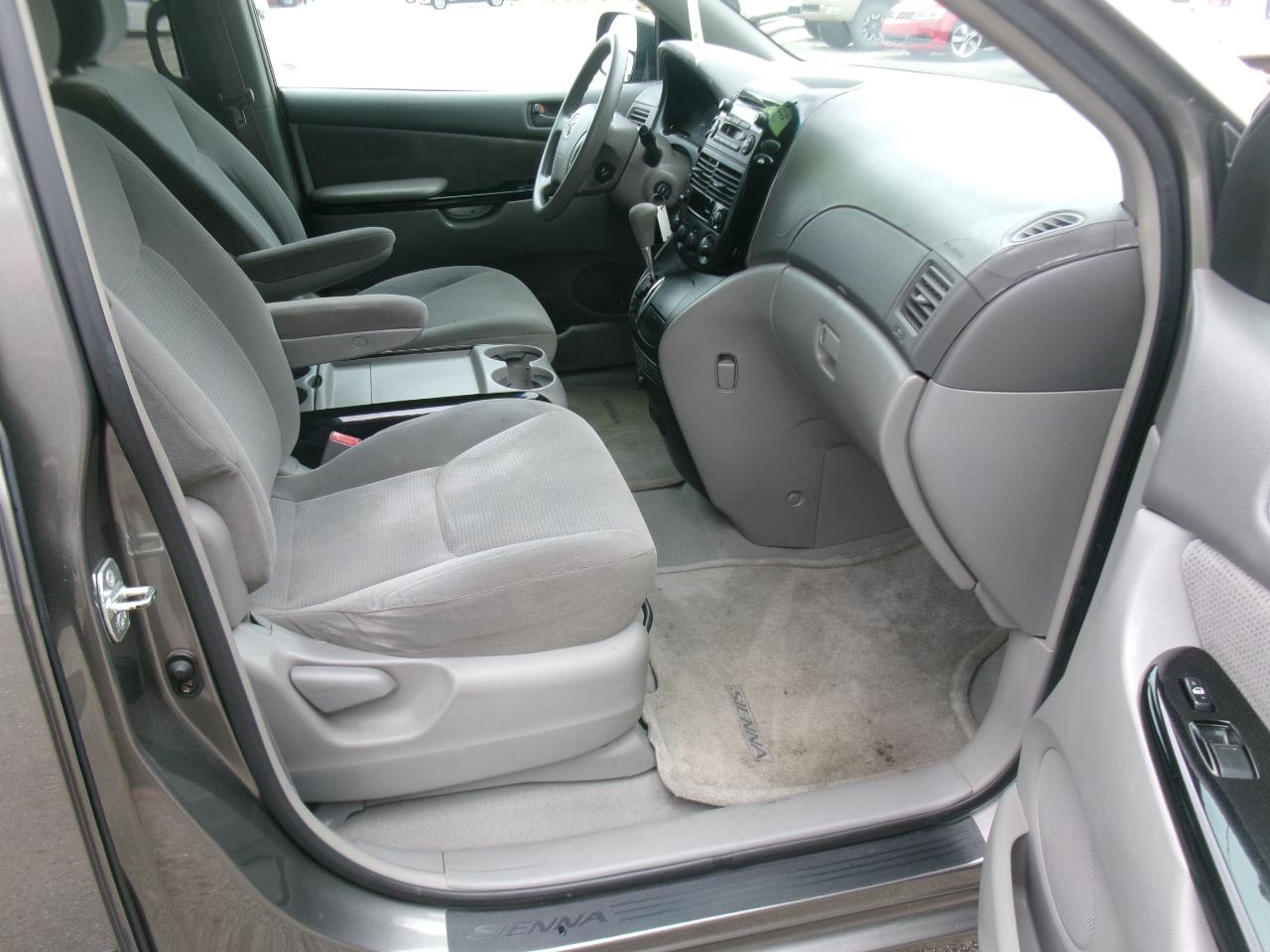 Toyota Sienna LE - 7 Passenger 2004